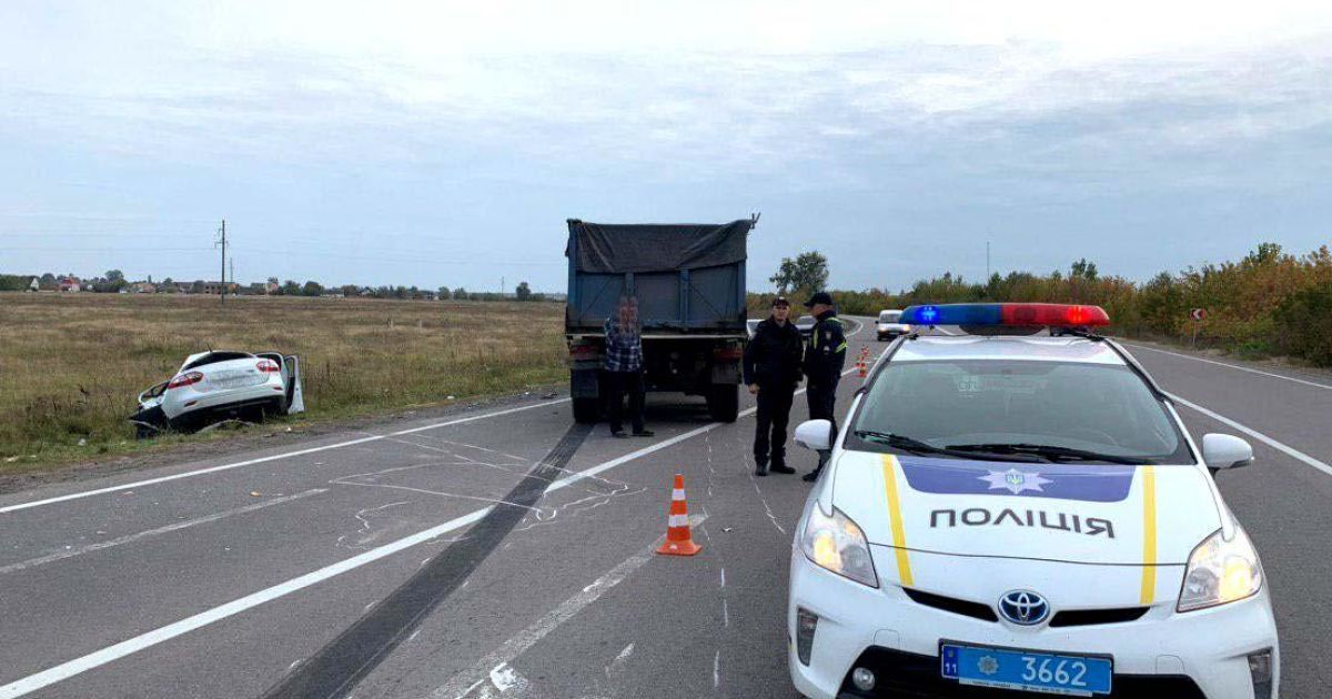 У Рівненській області зіткнулися вантажівка і легковик: водій загинув, а жінка та дитина у лікарні