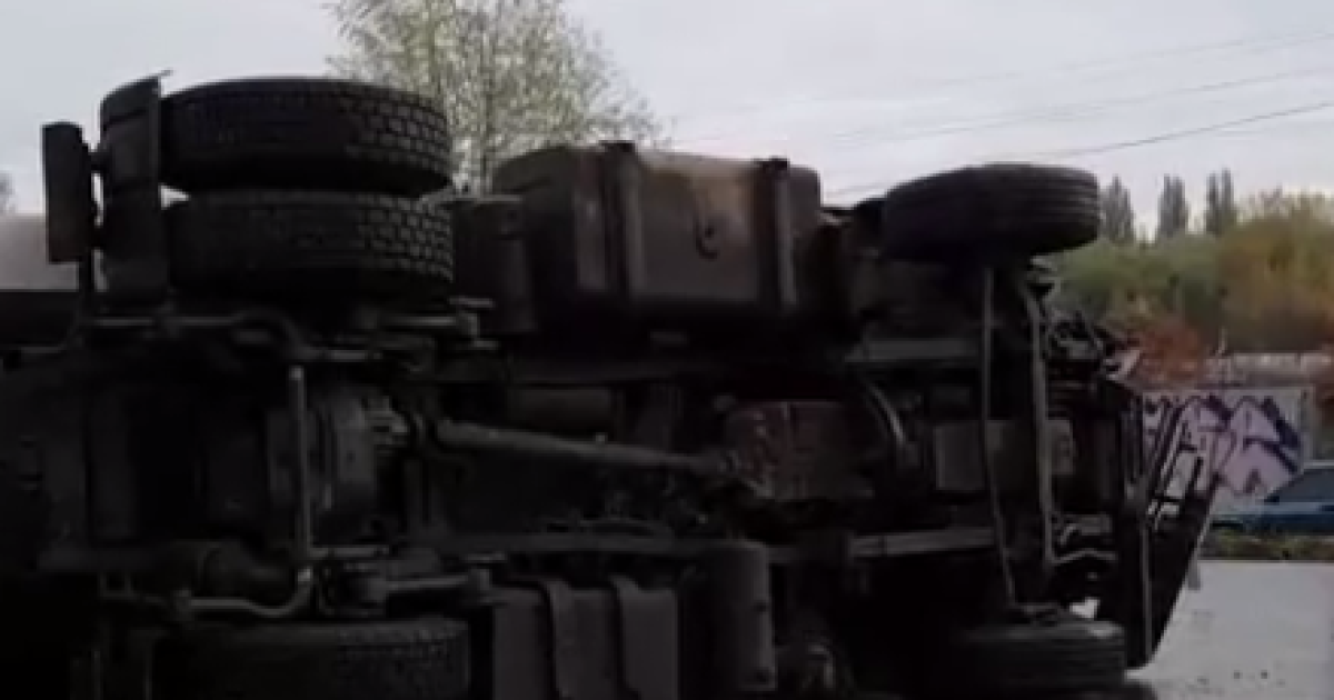 Під Києвом унаслідок ДТП перекинулася автоцистерна з аміаком: "хімічна" аварія спричинила затори 