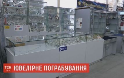 Прикрас на 2 млн гривень викрали невідомі з супермаркету у Чорноморську