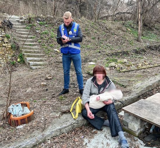 У Києві в матері вилучили немовля, яке жило в закинутій недобудові (фото)