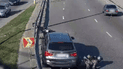 В Киеве мужчина на мотоцикле упал под колеса, когда его буксировал Mercedes: видео