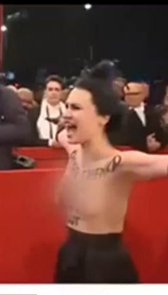 Активістка Femen влаштувала скандальну зустріч Порошенку на Віденському балу