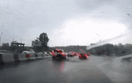 Молния чудом не попала в авто на трассе в Барнауле. Видео