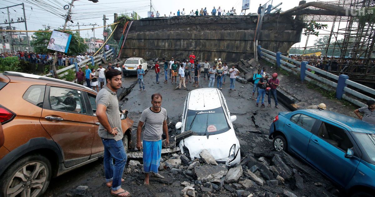 В Индии рухнул мост: под завалами погибли люди