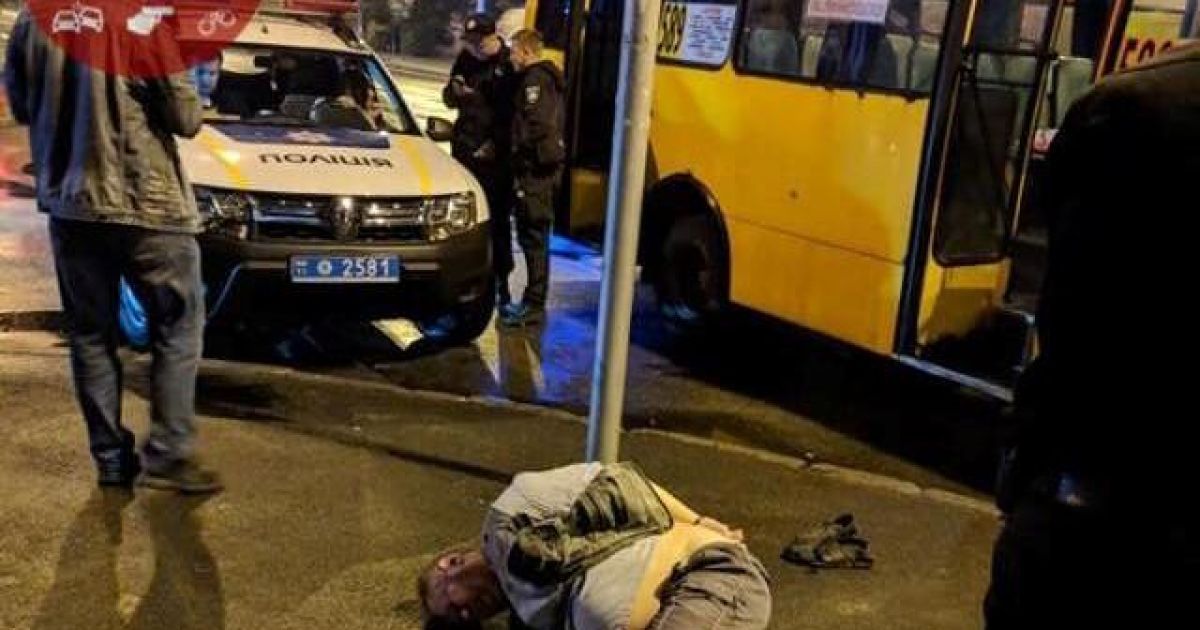 В Киеве пьяный пассажир маршрутки порезал юношу за замечание