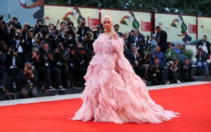 В платье с перьями от Valentino: эффектный выход Леди Гаги в Венеции