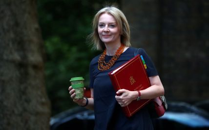 В красных туфлях и со стильной сумочкой: деловой образ главного секретаря казначейства Великобритании