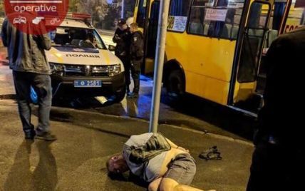 У Києві п’яний пасажир маршрутки порізав юнака через зауваження