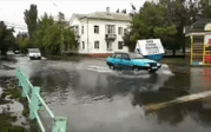 Залитые улицы и подтопленные дома: Бердянск пострадал после мощного ливня