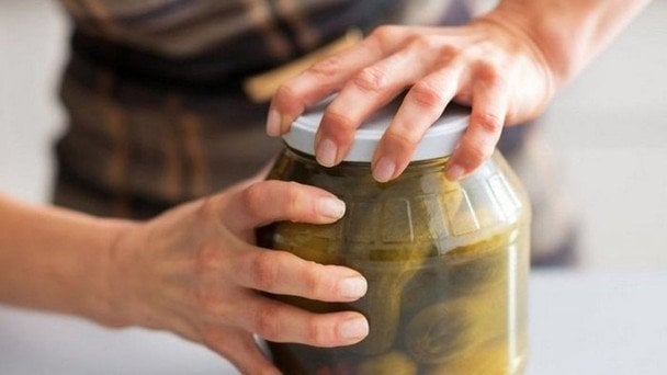 Как открыть банку с тоской крышкой: три лучших метода, которые реально работают