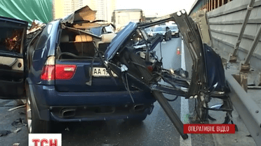 У Києві на Південному мосту позашляховик BMW врізався в армійську вантажівку