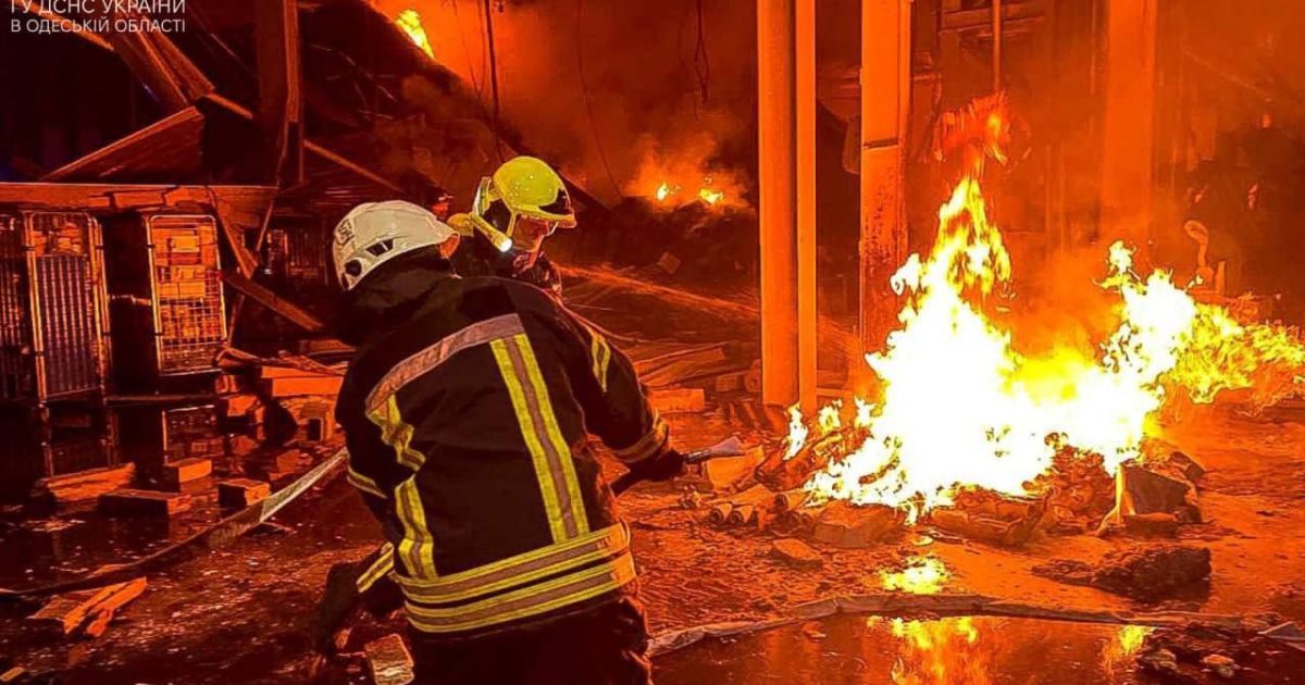 Фото з місця ракетного удару по Одесі 14 червня / Фото: ДСНС, з відкритих джерел