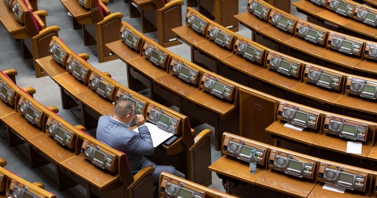 "Із сумом дивлюся на залу": Стефанчук розкритикував нардепів, які наприкінці тижня "тікають" із засідання