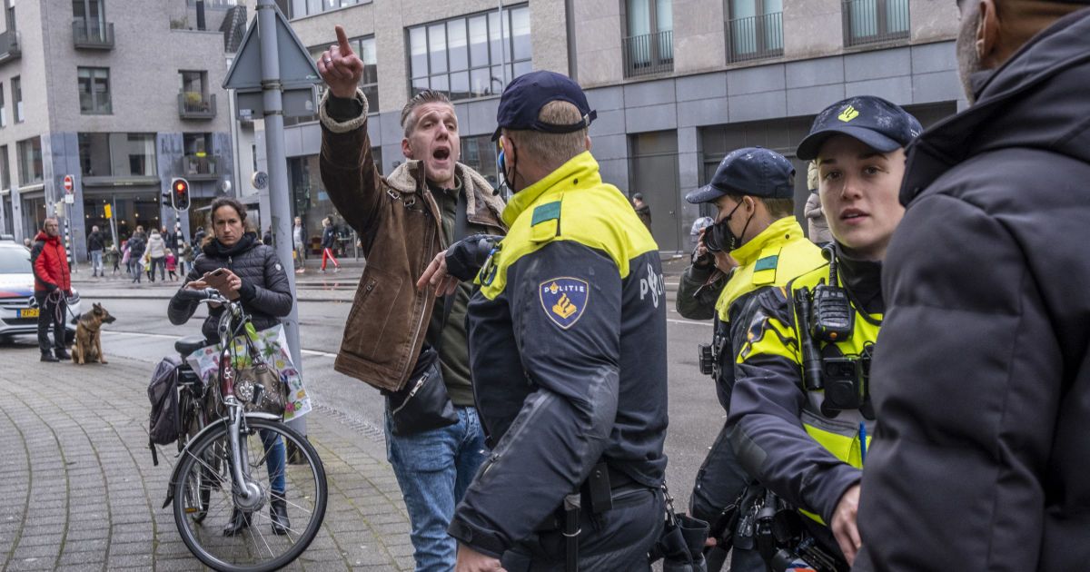 В Нидерландах протестуют против возвращения карантина: полиция задерживает людей