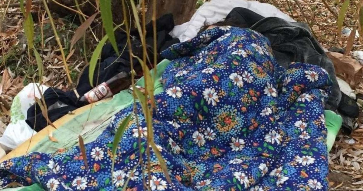 У Києві на Відрадному хлопець живе просто на вулиці під деревом