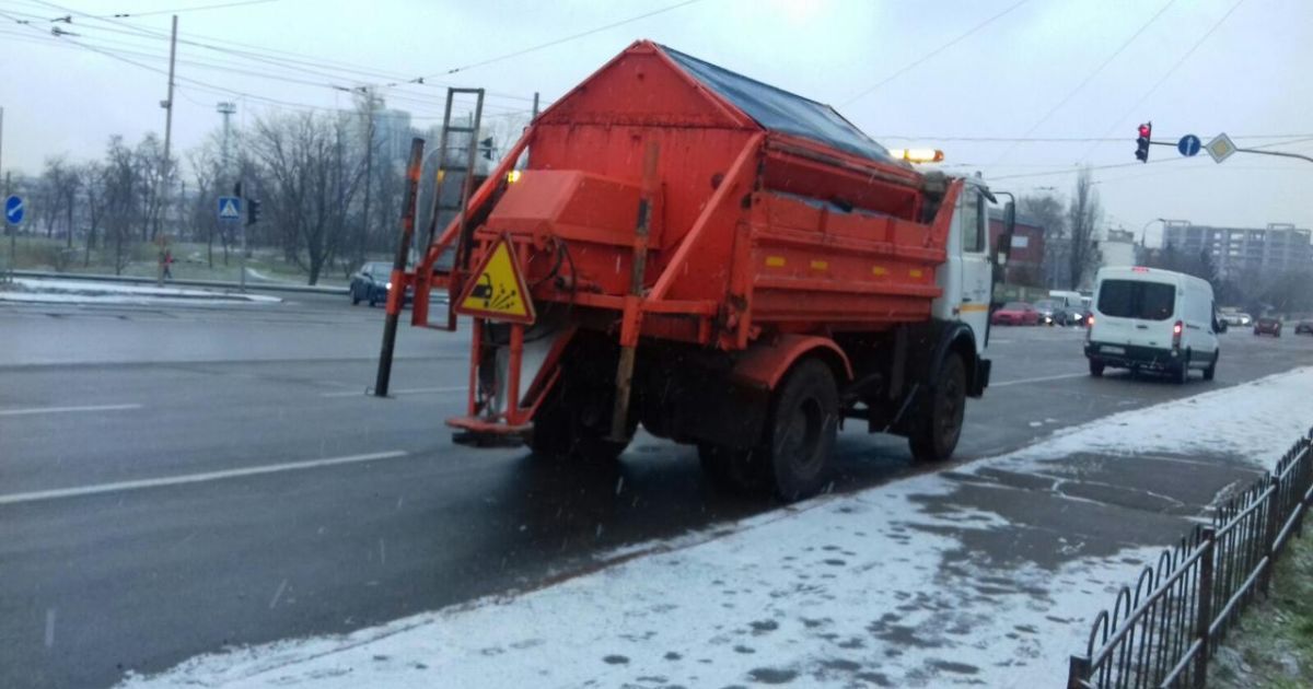У столиці сніг: на дорогах працює 156 одиниць спецтехніки