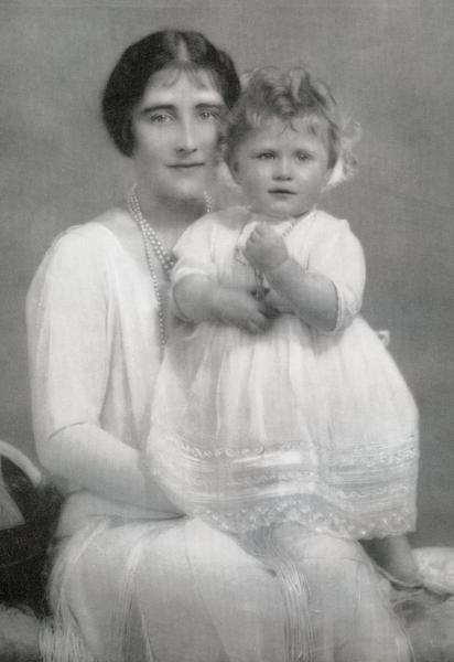 Єлизавета Боуз-Лайон з принцесою Єлизаветою / © Getty Images