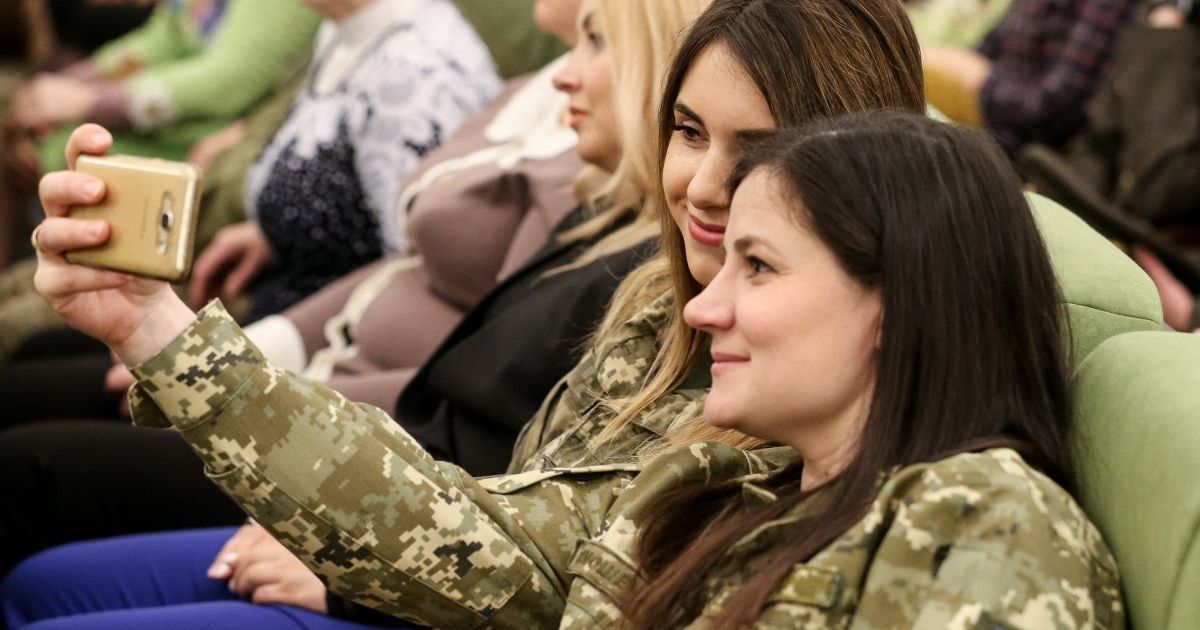 Полторак рассказал, сколько украинок взяли в руки оружие с начала войны на Донбассе