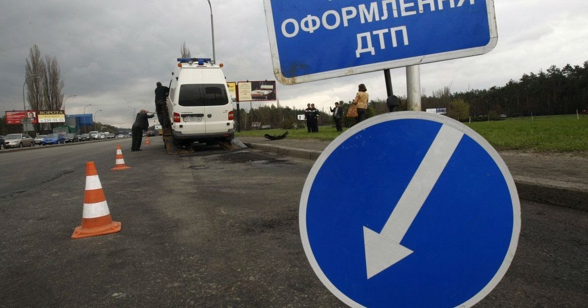 В Киеве женщина в нетрезвом состоянии протаранила на авто киоски с шаурмой