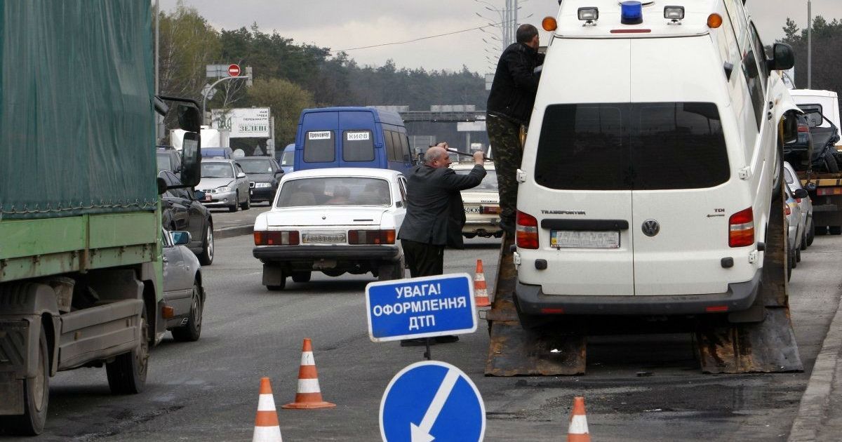 Смертельна ДТП на Львівщині: бус вилетів в річку з мосту