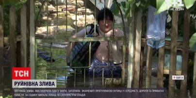 Погода в Україні: нічний армагеддон в Одесі – злива змила асфальт та затопила будинки