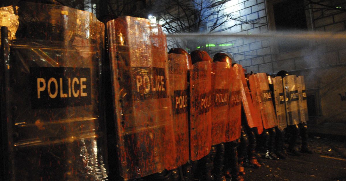 "Русские": в Грузии митингующие скандируют в адрес спецназа и делают ограждения из мусорных баков и скамеек