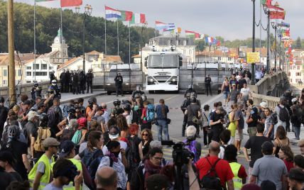 Во время столкновений противников саммита G7 с полицией было задержано 68 человек