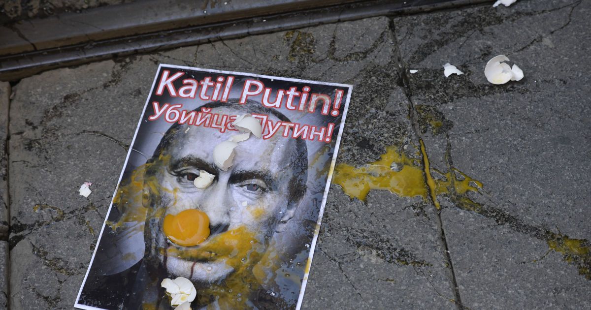 Почему Путин "сказочный долбой*б" и как его "политический труп" хоронят во всей РФ – новая волна издевательств над президентом