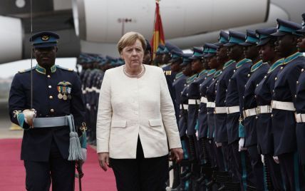 Выбрала классику: Ангела Меркель отправилась в рабочую поездку