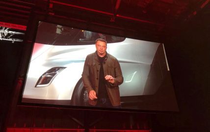Грузовик Tesla без водителя и сопровождения накатала тысячи километров в США