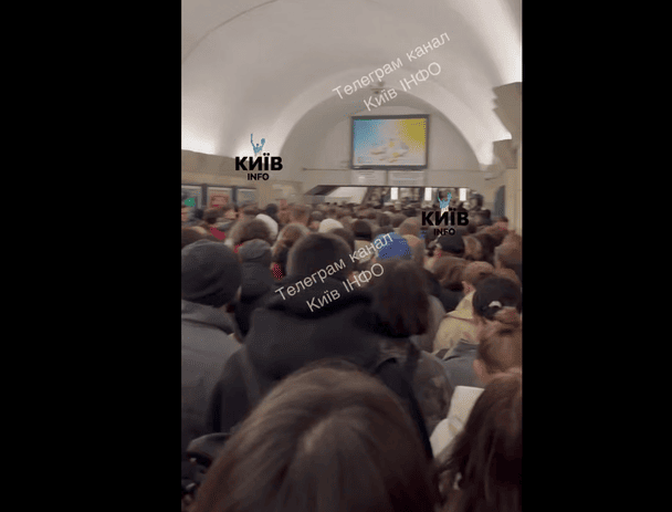 У метро Києва помітили аномально велике скупчення пасажирів: що сталося