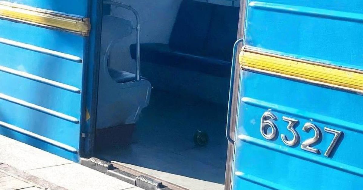 Неизвестные подбросили мину в вагон метро Києва