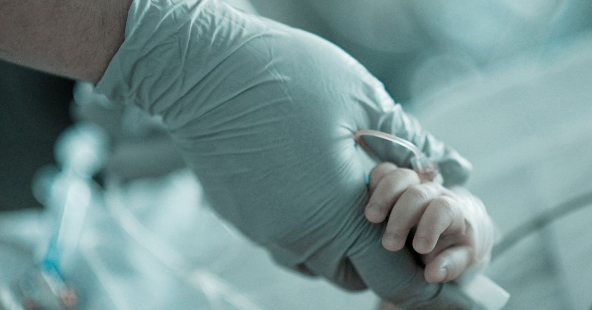 У Чернівцях двоє новонароджених дітей з підозрою на COVID-19 потрапили під апарати ШВЛ