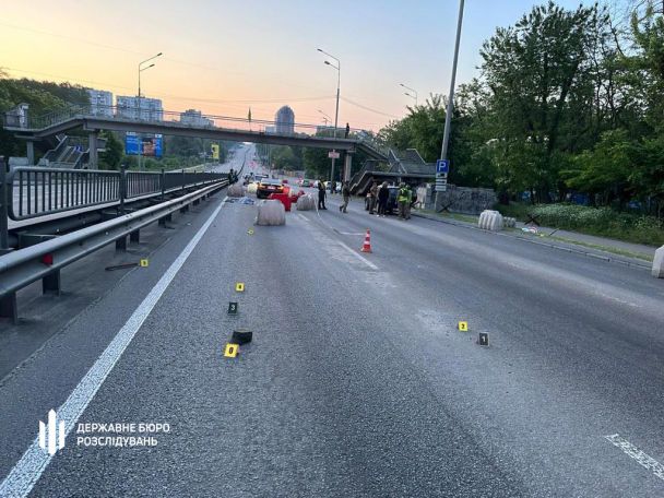 Место ДТП, где в Киеве судья на автомобиле сбил военного на блокпосту / © Государственное бюро расследований