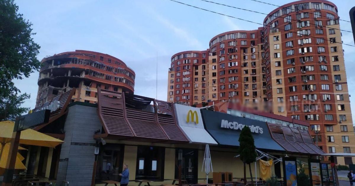 Фото з місця ракетного удару по Одесі 14 червня / Фото: ДСНС, з відкритих джерел