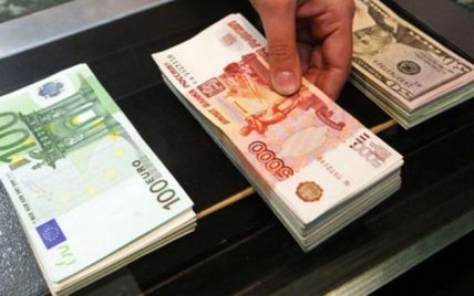 Центробанк России не удержал курс рубля и тот упал еще сильнее
