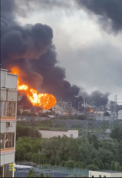 Пожар на московском НПЗ после атаки 18 июня