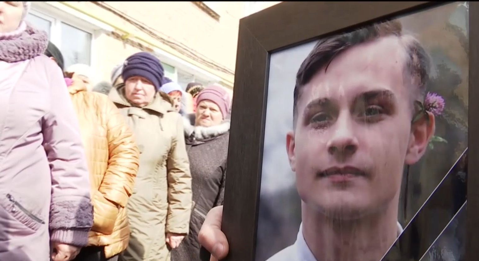 В Конотопе прощаются с 19-летним Андреем Кривичем, который погиб на Востоке