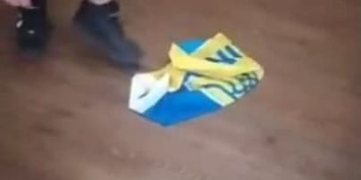 В Луцке школьник играл трусами и осквернил Государственный флаг (видео)