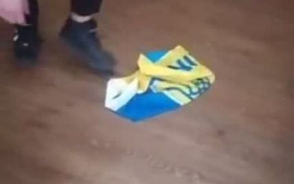 В Луцке школьник играл трусами и осквернил Государственный флаг (видео)