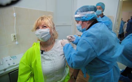 Вакцинация от коронавируса во Львове: первыми получили прививки директор больницы и заведующая