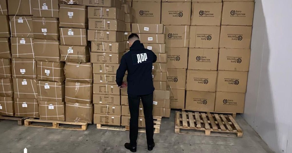 ДБР на митниці викрило вантажівку, яка везла російські запчастини до України на продаж