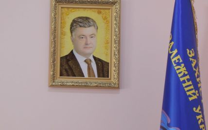 Главный милиционер Волыни украсил свой кабинет янтарным портретом Порошенко