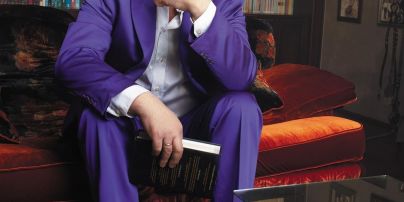 В фиолетовом костюме и мокасинах со стразами: Павел Зибров празднует день рождения
