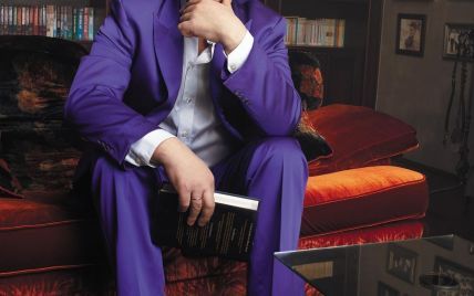 В фиолетовом костюме и мокасинах со стразами: Павел Зибров празднует день рождения