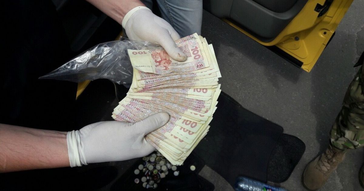 В Житомире полицейские сбывали наркотики и "крышевали" делков