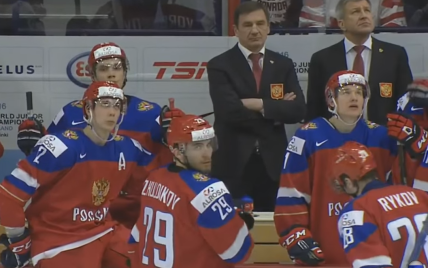 Хокеїст збірної Росії розбив ключкою руку арбітру