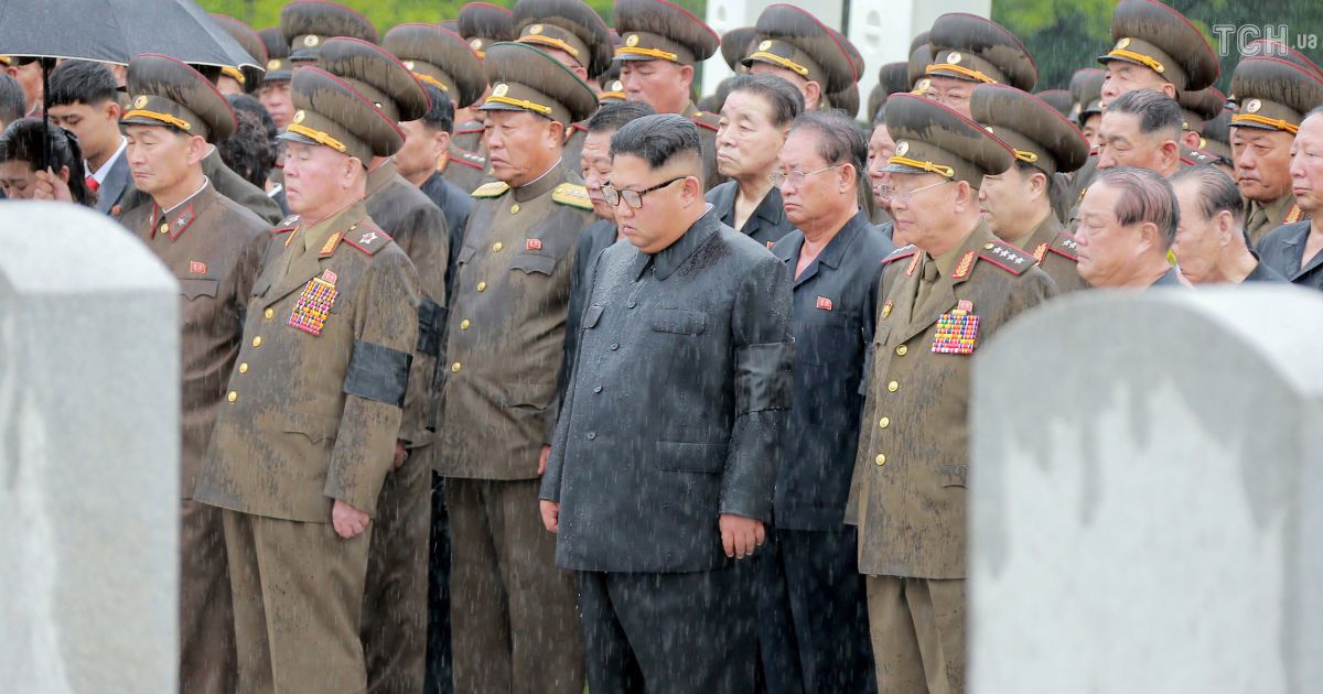 Похорон маршала під дощем і відвідини фабрики медприладів: KCNA показало роботу Кім Чен Ина