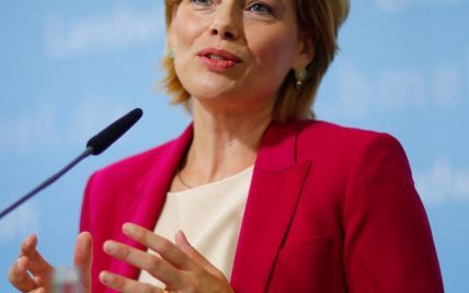В красном жакете и красивых серьгах: министр сельского хозяйства Германии выступила на пресс-конференции