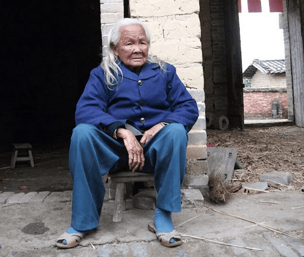 Бабушка "воскресла" из гроба после недели "смерти" и напугала соседей